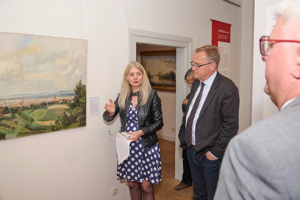 Museumsdirektorin Dr. Kristin Knebel mit Horst Gehringer, Leiter des Stadtarchivs Bamberg, Oberbürgermeister Andreas Starke und Drittem Bürgermeister Wolfgang Metzner (v.l.) bei einer Präsentation im Historischen Museum, die sich kritisch mit den Werken des Künstlers und NSDAP-Mitglieds Fritz Bayerlein auseinandersetzte. (Quelle: Stadtarchiv Bamberg, Jürgen Schraudner) Museumsdirektorin Dr. Kristin Knebel mit Horst Gehringer, Leiter des Stadtarchivs Bamberg, Oberbürgermeister Andreas Starke und Drittem Bürgermeister Wolfgang Metzner (v.l.) bei einer Präsentation im Historischen Museum, die sich kritisch mit den Werken des Künstlers und NSDAP-Mitglieds Fritz Bayerlein auseinandersetzte.