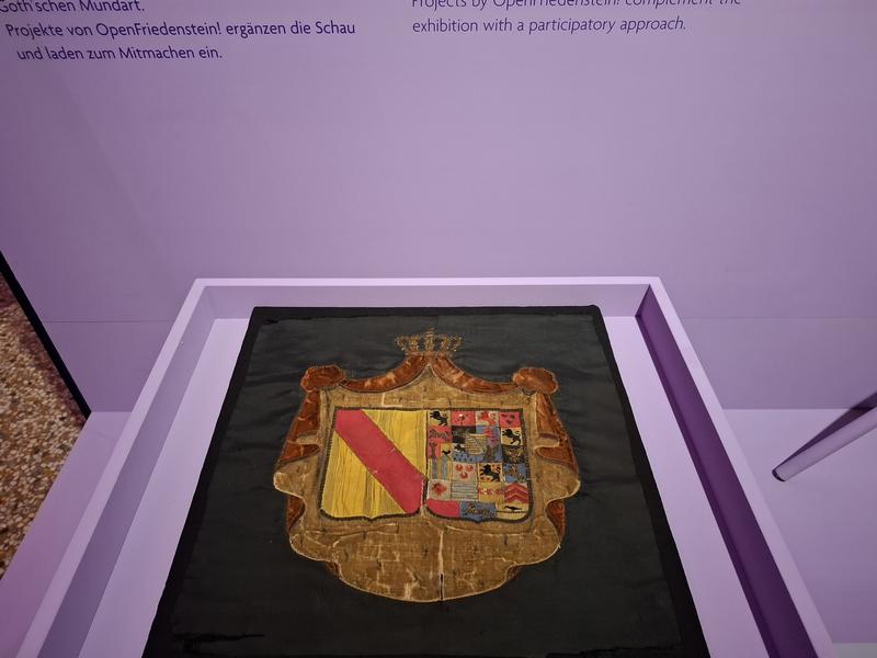 Das ausgetauschte Allianzwappen wird bis zum 19. April 2026 in der Sonderausstellung "GOTHA GENIAL?!" zu sehen sein (Quelle: Friedenstein Stiftung Gotha, Foto: Mara Breßling) Das ausgetauschte Allianzwappen wird bis zum 19. April 2026 in der Sonderausstellung "GOTHA GENIAL?!" zu sehen sein